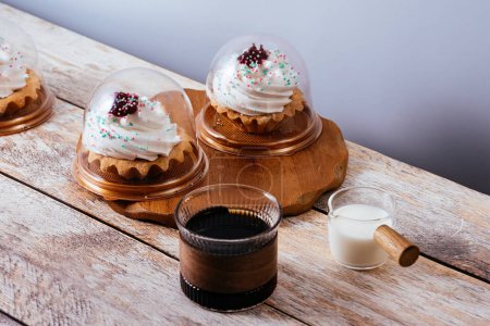 Foto de Homemade cupcake with a cap of buttercream and jam - Imagen libre de derechos