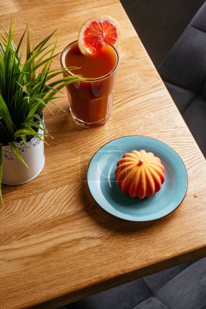 Téléchargez les photos : Coffee with orange layer and grapefruit dessert - en image libre de droit