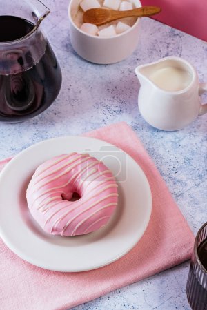 Téléchargez les photos : Homemade donuts with pink berry glaze - en image libre de droit