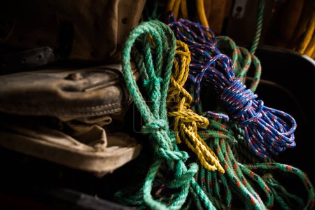 Téléchargez les photos : Cordes colorées attachées et reposant sur un sac de travail dans une grange / atelier - en image libre de droit