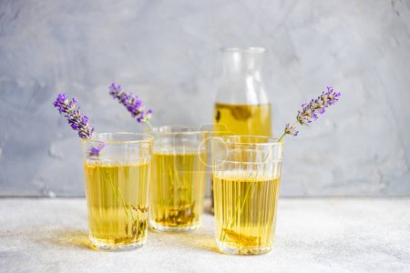 Foto de Summer alcoholic cocktail with lavender - Imagen libre de derechos