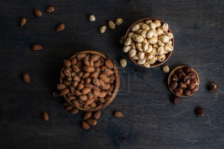 Téléchargez les photos : Organic food concept with bowl full of nuts - en image libre de droit