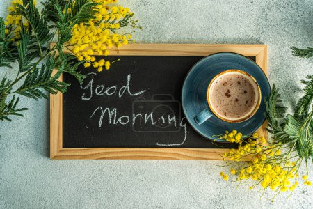 Téléchargez les photos : Coffee and mimosa flowers with Good Morning on chalkboard - en image libre de droit