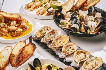 Téléchargez les photos : Quatre plats de fruits de mer différents dans la table - en image libre de droit