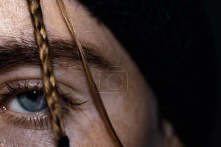 Téléchargez les photos : Oeil humain bleu de près - en image libre de droit