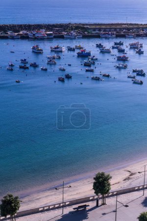 Foto de Playa y amarre con barcos y yates - Imagen libre de derechos
