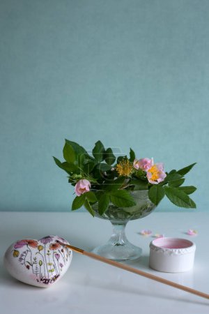 Téléchargez les photos : Vase with flowers and artist studio equipment - en image libre de droit