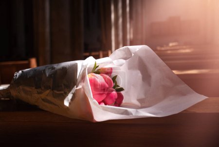 Téléchargez les photos : Bouquet de fleurs printanières sur une table de l'église. - en image libre de droit