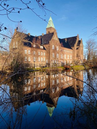 Téléchargez les photos : Svenska Gustafskyrkan church reflected in the river qith trees - en image libre de droit