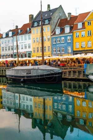 Téléchargez les photos : Maisons et bateaux de la rue nyhavn à copenhagen - en image libre de droit