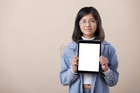 Foto de Retrato de una joven mexicana sosteniendo a una mujer mostrando un mensaje en una tableta - Imagen libre de derechos