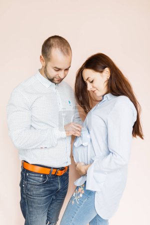 Téléchargez les photos : Couple qui attend un enfant connaît une période heureuse de grossesse - en image libre de droit