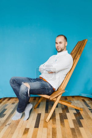 Téléchargez les photos : Portrait d'un homme d'affaires de trente ans en jeans et chemise - en image libre de droit