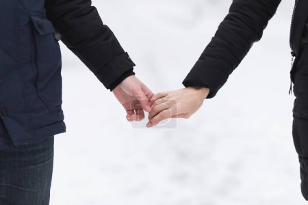 Téléchargez les photos : Hold each other by hands, on the fingers a ring is visible - en image libre de droit