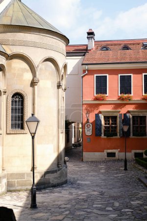 Foto de Courtyard of a touristic medieval city in Europe - Imagen libre de derechos