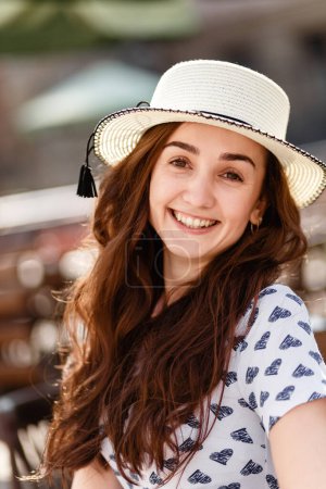 Téléchargez les photos : Jeune femme heureuse dans une robe et un chapeau - en image libre de droit