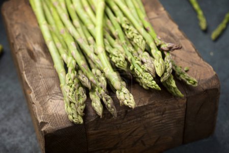 Téléchargez les photos : Green asparagus in a wood box - en image libre de droit