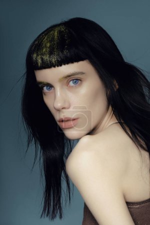 Téléchargez les photos : Model with gold glitter at brows and hair - en image libre de droit