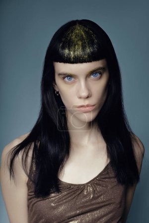 Foto de Model with gold glitter at brows and hair - Imagen libre de derechos