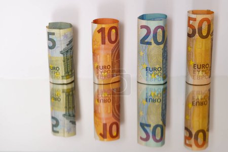Foto de Billetes en euros laminados reflejados en un espejo con espacio para copias - Imagen libre de derechos