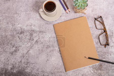 Téléchargez les photos : Closed notebook with brown covers, pencil, glasses and coffee cup with copy space - en image libre de droit