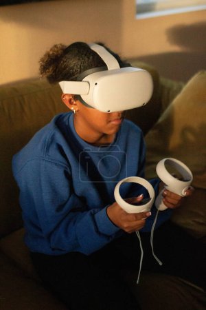 Téléchargez les photos : Adolescent jouant jeu de réalité virtuelle - en image libre de droit