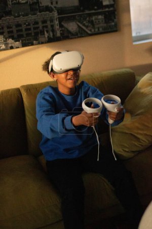 Téléchargez les photos : Nouvelle technologie adolescent jouant casque VR - en image libre de droit
