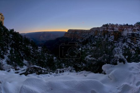 Foto de Una vista del amanecer del invierno del Gran Cañón Arizona desde Bright Angel Trail en el borde sur. - Imagen libre de derechos
