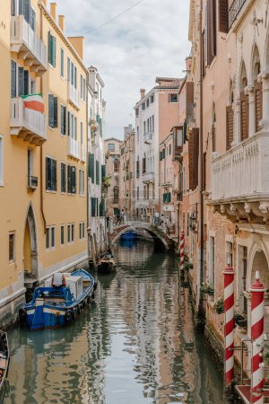 Téléchargez les photos : Beaux bâtiments colorés situés sur le canal de Venise - en image libre de droit