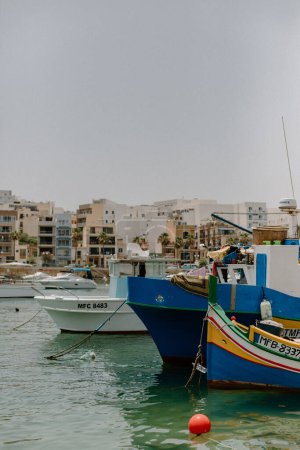 Foto de Coloridos barcos atracados en el puerto de Malta - Imagen libre de derechos