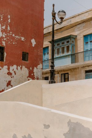 Foto de Textured and colorful old buildings in Malta - Imagen libre de derechos