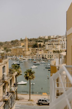 Téléchargez les photos : Vue chaude d'un port dans un village de pêcheurs à Malte - en image libre de droit