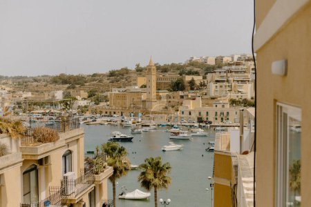 Téléchargez les photos : Warm view of a port in a fishing village in Malta - en image libre de droit