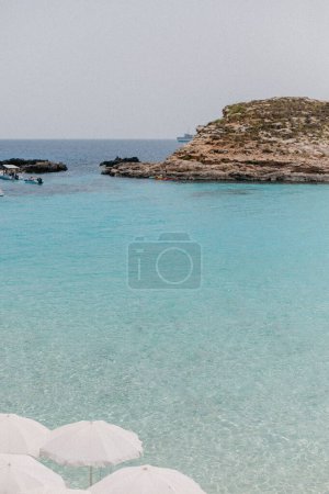 Foto de Vista de estilo cinematográfico de la zona de baño Blue Lagoon en la isla de Comino, Malta - Imagen libre de derechos