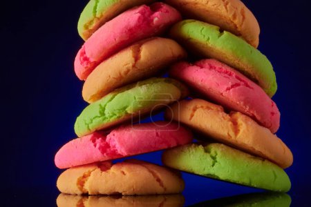 Foto de Montón de galletas en colores neón - Imagen libre de derechos