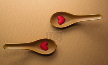 Téléchargez les photos : Top view of two spoons with Red Hearts - en image libre de droit