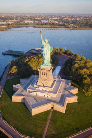 Téléchargez les photos : Statue of Liberty National Monument Aerial - en image libre de droit