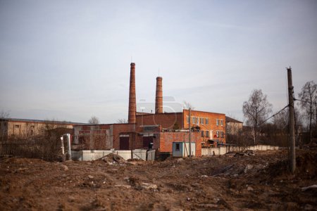 Téléchargez les photos : Brick factory. The old factory. Industrial landscape. Brick pipes. \ - en image libre de droit
