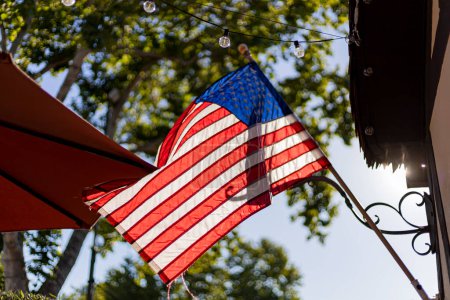 Téléchargez les photos : Drapeau américain sur le poteau au soleil - en image libre de droit