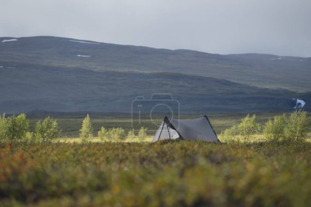 Foto de Tienda de lona camping salvaje, Padjelantaleden - Padjelanta trail, Suecia - Imagen libre de derechos