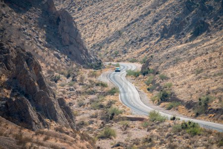 Téléchargez les photos : Main road entering the mountains of the Valley of Fire, NV - en image libre de droit