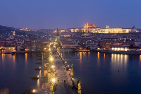 Foto de Vista panorámica del Castillo de Praga y el Puente de Carlos, Praga - Imagen libre de derechos