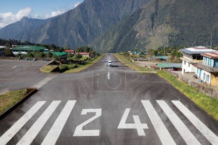 Foto de Lukla Tenzing Hillary Airport Airstrip, Khumbu Valley, Nepal - Imagen libre de derechos