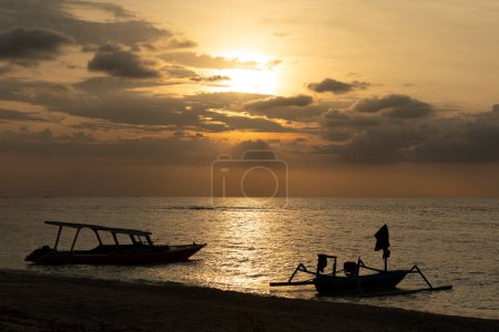Téléchargez les photos : Silhouette De Bateaux Au Coucher Du Soleil à Gili Trawangan, Lombok, Indonésiens - en image libre de droit