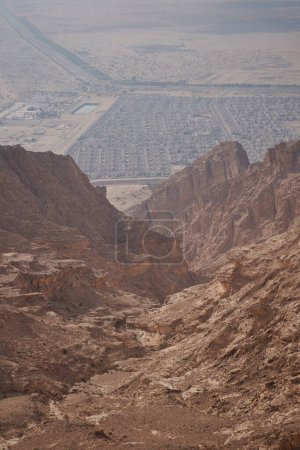 Téléchargez les photos : Desert montagne paysage vertical avec rochers et ville. - en image libre de droit
