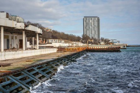 Téléchargez les photos : Odessa, Ukraine 07.02.2023. Arcadia ville plage à Odessa, Ukraine, par une journée d'hiver sombre - en image libre de droit