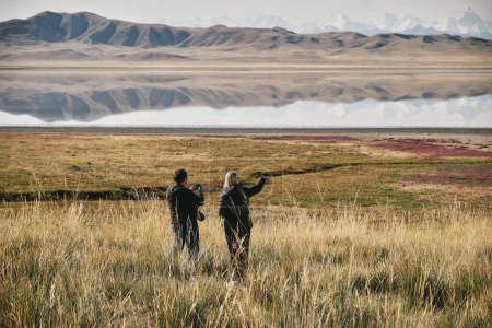 Foto de Un par de viajeros pasean por la zona cerca del lago TuzKol - Imagen libre de derechos