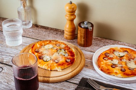 Foto de Homemade pizza with sausages, cheese and vegetables - Imagen libre de derechos