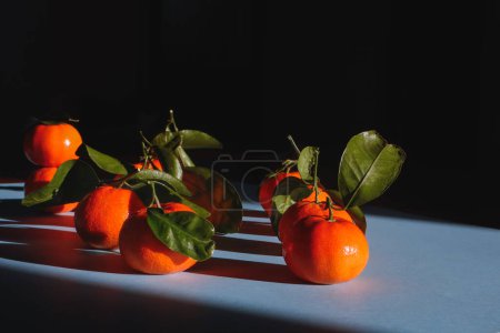 Téléchargez les photos : Tangerines sur fond bleu - vitamines, soleil - en image libre de droit