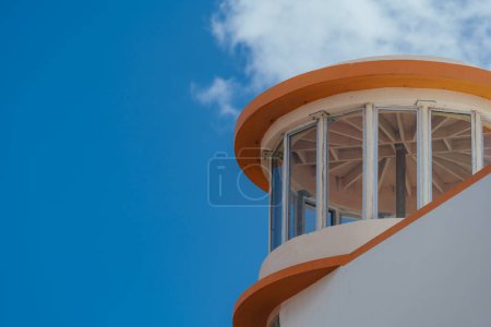 Téléchargez les photos : Orange and blue sky tower in Miami Beach - en image libre de droit
